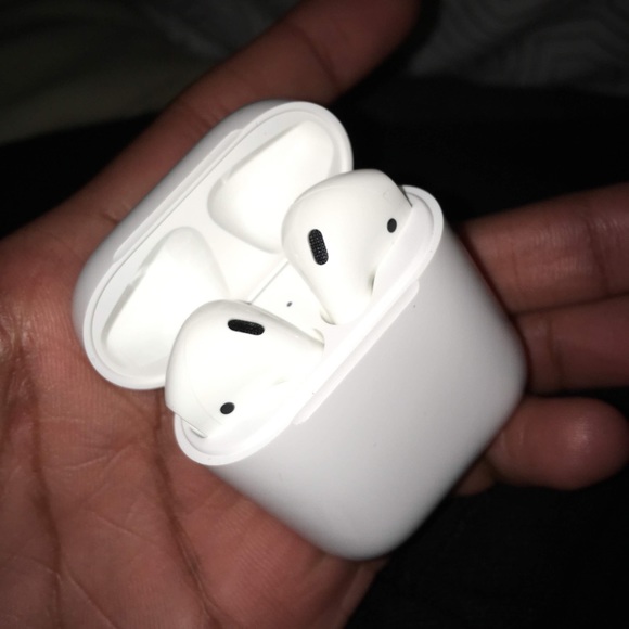 Apple AirPods - Picture 1 of 3